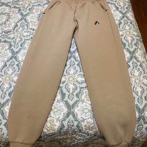 Alphalete ELMTS Cuffed Jogger
Size Small
I washed it but never worn